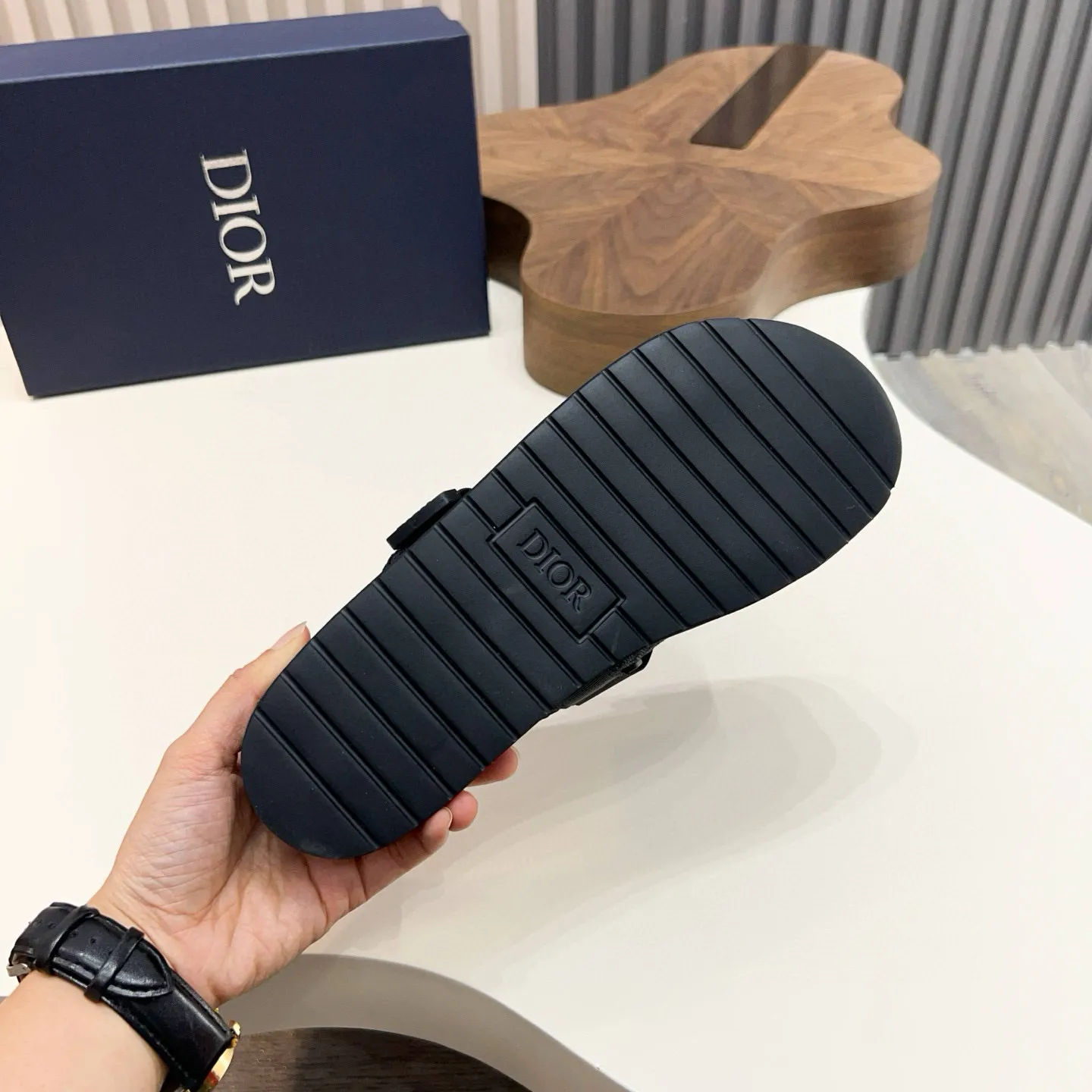 Factory price: 280💰Dior Alias ​​men's leather slippers. This Alias ​​sandal is a new summer product, showing a casual and elegant style. Carefully crafted from grained cow leather and Oblique printed fabric, with cowhide lining! Cross-strap design with metal-clad brass CD Diamond logo. The imported cowhide leather and rubber sole adds sophistication and comfort, while Oblique print-effect anti-slip panels add style. Size: 38-44 (45 customized)